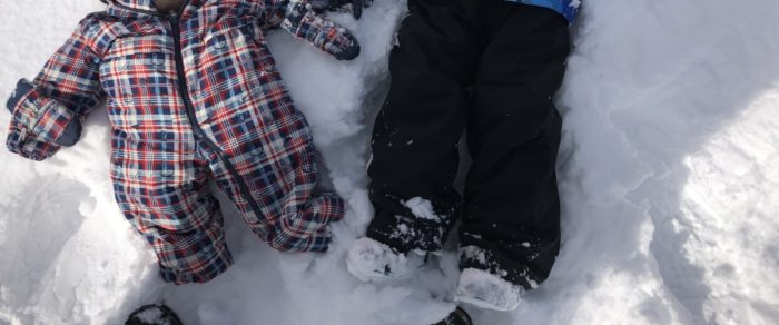 子どもと雪遊び