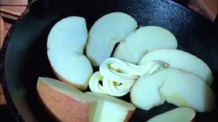 焼きリンゴの作り方：バターを入れる