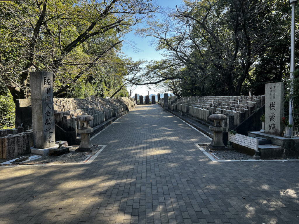 比治山陸軍墓地の中